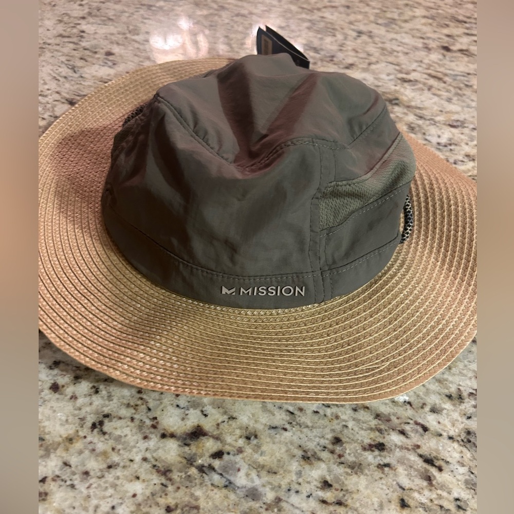 MISSON Cooling faux waterproof straw brimmed kid’s hat. Unisex. New with tags